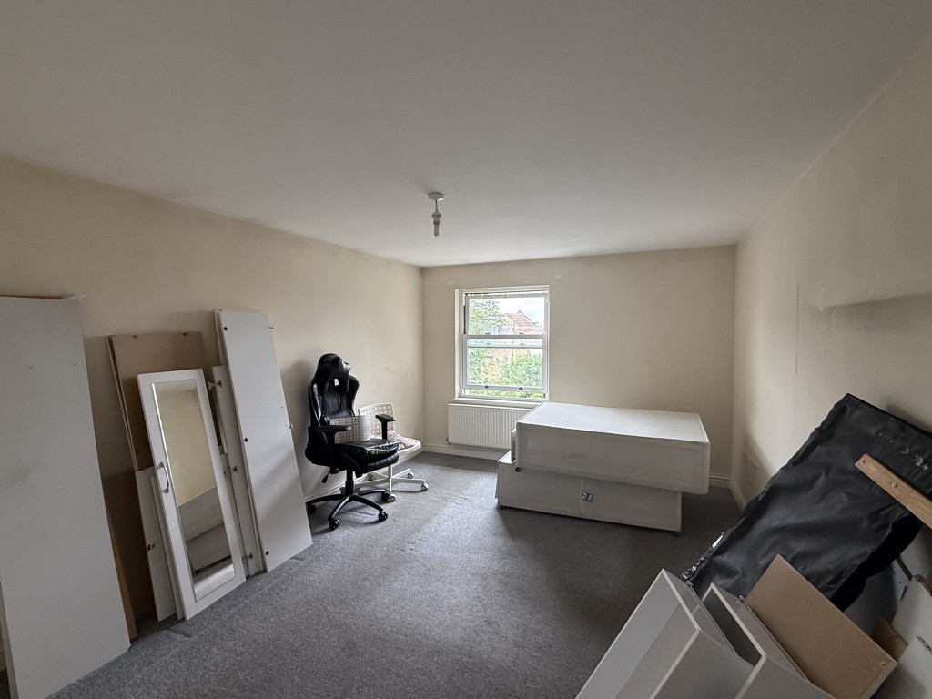 Lot: 25 - OUTSTANDING INVESTMENT - SUBSTANTIAL FREEHOLD MODERN PURPOSE-BUILT DEVELOPMENT OF 23 FLATS IN TWO BLOCKS - Flat 21 - Bedroom 1
